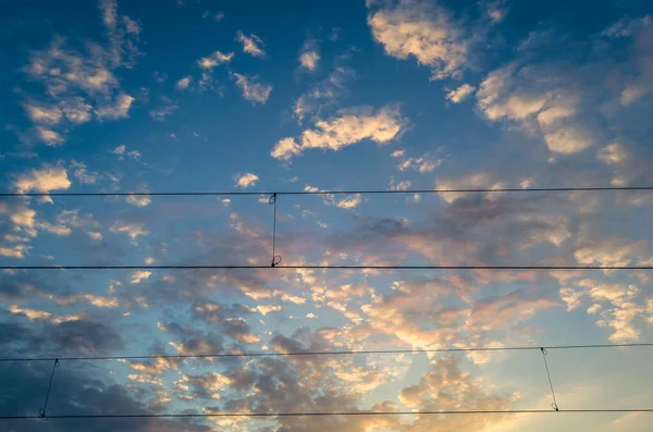 Fios Elétricos Céu Nublado Pôr Sol Fundo — Fotografia de Stock