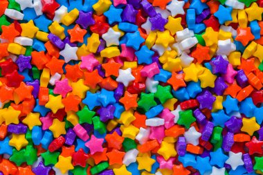 Renkli Yıldız Serpintileri Beyazda Kesildi.