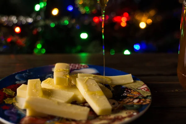 Выливание Меда Нарезанный Сыр Фоне Рождественской Елки — стоковое фото