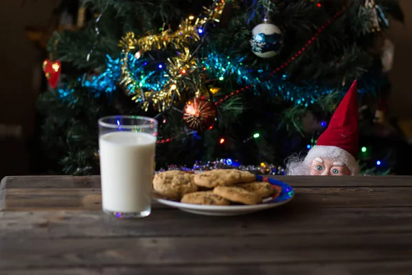 Babbo Natale Giocattolo Guardando Biscotti Bicchiere Latte — Foto Stock