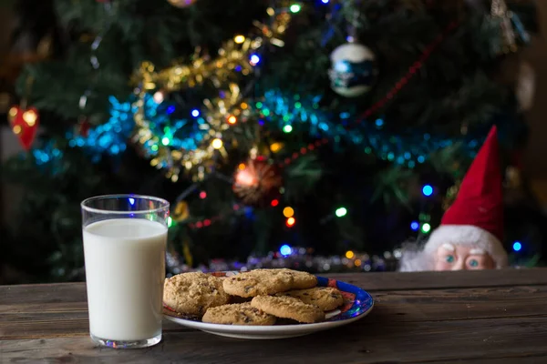 Babbo Natale Giocattolo Guardando Biscotti Bicchiere Latte — Foto Stock