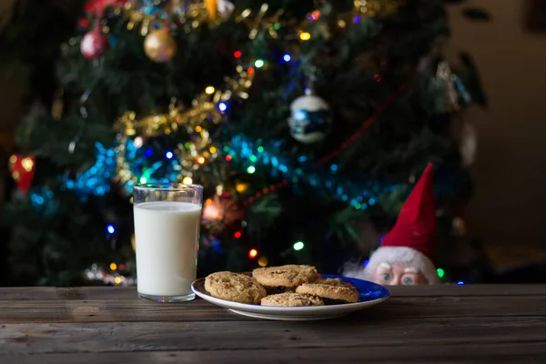 Noel Baba Oyuncağı Kurabiyeleri Bir Bardak Sütü Izliyor — Stok fotoğraf