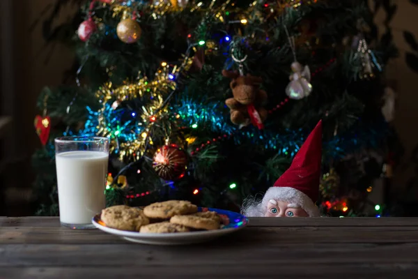 Babbo Natale Giocattolo Guardando Biscotti Bicchiere Latte — Foto Stock