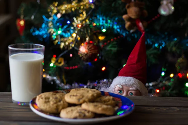 Babbo Natale Giocattolo Guardando Biscotti Bicchiere Latte — Foto Stock