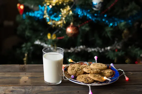 Biscoitos Vidro Leite Luzes Fundo Árvore Natal — Fotografia de Stock