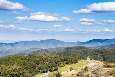 Bulgaristan 'daki Balkan Dağları' nın panoramik manzarası ve Rus İmparatoru 2. İskender 'in anıtı