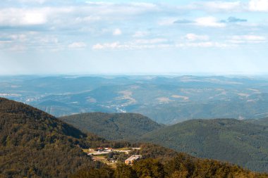 Bulgaristan 'ın Şipka zirvesinden Balkan Dağları' na manzara