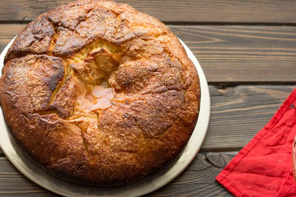 Kozunak 'ın üst manzarası, geleneksel Paskalya ev yapımı tatlı Bulgar ekmeği, ahşap bir masa üzerinde.