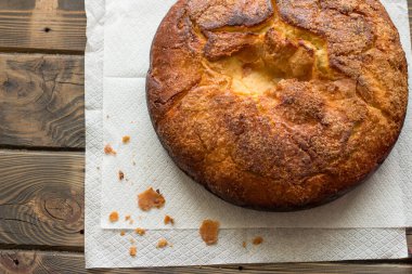 Kozunak 'ın üst manzarası, geleneksel Paskalya ev yapımı tatlı Bulgar ekmeği, ahşap bir masa üzerinde.