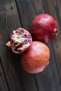 Tahta bir masada kırmızı nar.