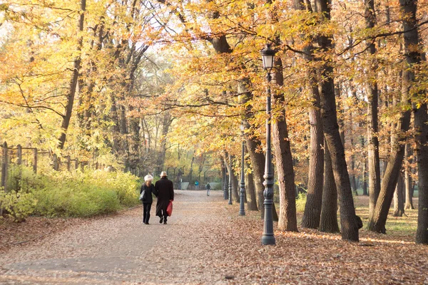 Bulgaristan Sofya Kentindeki Borisova Gradina Parkında Yürüyüş Yapan Bir Çift — Stok fotoğraf