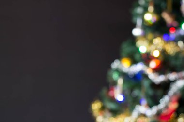 Siyah arka planda Noel ağacı