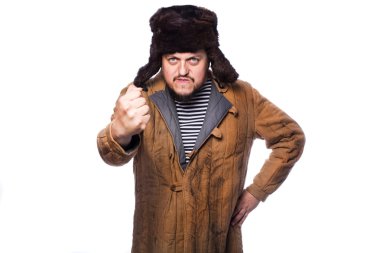 kızgın Rus adam yumruk ile tehdit