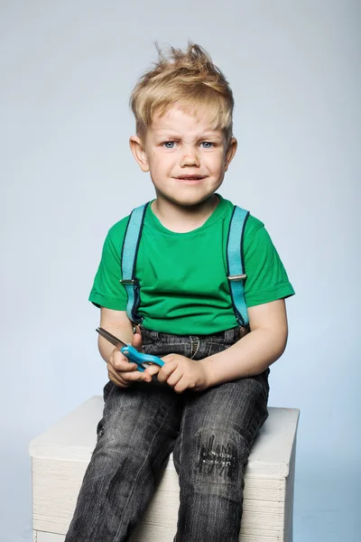 Niño travieso con tijeras — Foto de Stock