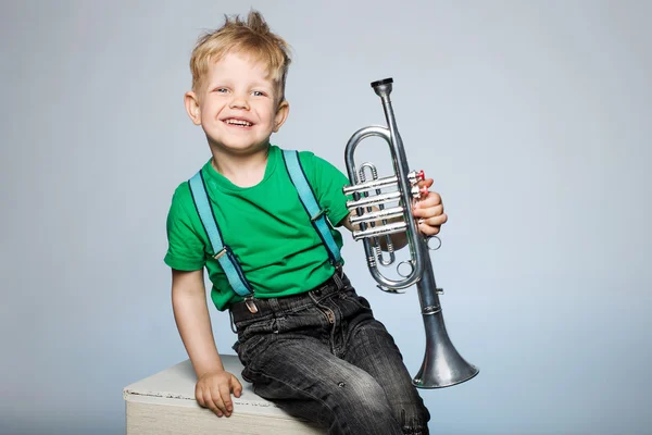 Trompet ile mutlu bir çocuk — Stok fotoğraf