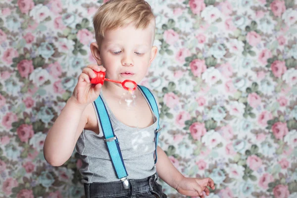 Retrato de niño divertido soplando burbujas de jabón —  Fotos de Stock