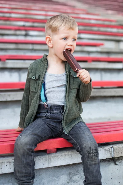 Jongen eten van ijs buiten — Stockfoto