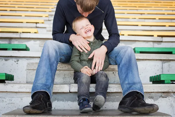 Père chatouille son fils — Photo