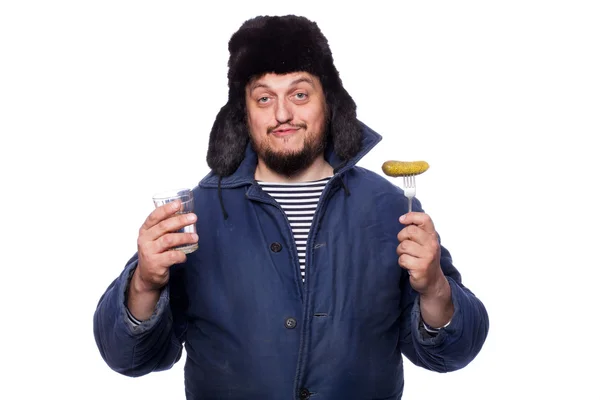 Lykkelig, fredelig, russisk mann som tilbyr vodka og forrett, skål – stockfoto