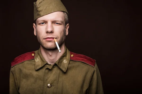 Russian soldier smoking cigarette — Stock Photo, Image