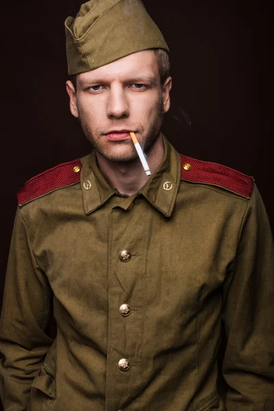 Russian soldier smoking cigarette — Stock Photo, Image