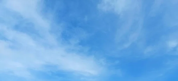 Fundo Céu Brilhante Fundo Nuvens Finas Nuvens Céu Céu Azul — Fotografia de Stock