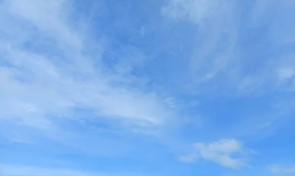 Fundo Céu Brilhante Fundo Nuvens Finas Nuvens Céu Céu Azul — Fotografia de Stock