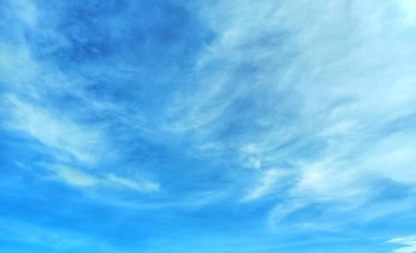 Pozadí Jasné Oblohy Pozadí Tenkých Mraků Mraků Oblohy Modrá Obloha — Stock fotografie