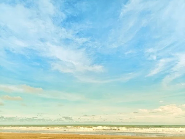 Пляжний Пісок Блакитне Небо Жовтий Теплий Пісок Літнє Море Небом — стокове фото