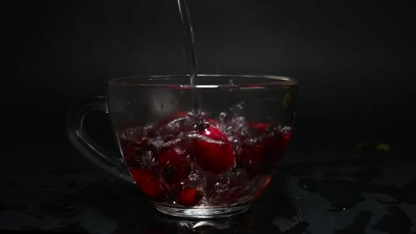 Залить Кипяток Стакан Приготовить Горячий Напиток Красный Чай Пар — стоковое видео