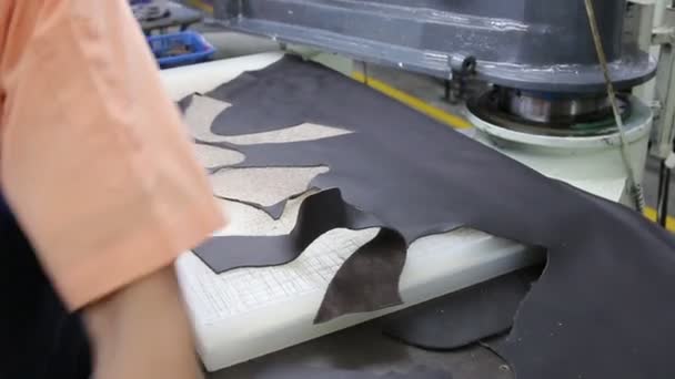 Processus de coupe de chaussures en cuir 