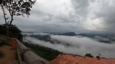 19 Eylül 2022 'de Pha Mor E Daeng, Sisaket' te hareket eden bulutların zamanı..