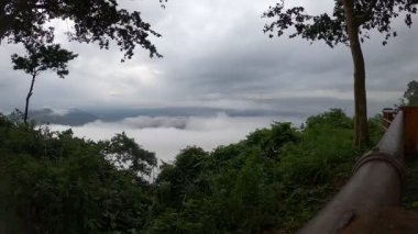 19 Eylül 2022 'de Pha Mor E Daeng, Sisaket' te hareket eden bulutların zamanı..