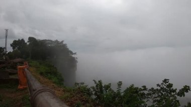 19 Eylül 2022 'de Pha Mor E Daeng, Sisaket' te hareket eden bulutların zamanı..