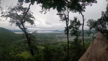 Zaman Hızı Bulutu 02 Ekim 2022 'de Pha Kiew Lom, Roi Et' de hareket ediyor.