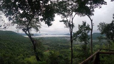 Zaman Hızı Bulutu 02 Ekim 2022 'de Pha Kiew Lom, Roi Et' de hareket ediyor.