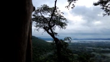 Zaman Hızı Bulutu 02 Ekim 2022 'de Pha Kiew Lom, Roi Et' de hareket ediyor.