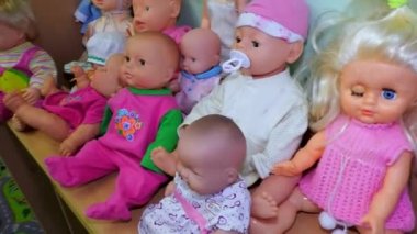 Çocuklar odasındaki rafta duran bebekler..