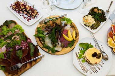 Konuklara servis edilen yemeklerle dolu bir masa..