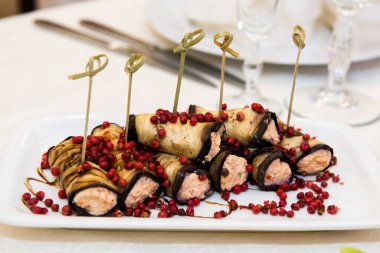 Konuklara servis edilen yemeklerle dolu bir masa..