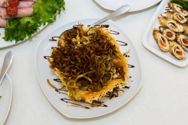 Konuklara servis edilen yemeklerle dolu bir masa..