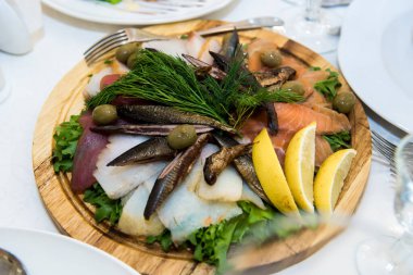 Konuklara servis edilen yemeklerle dolu bir masa..