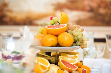 Konuklara servis edilen yemeklerle dolu bir masa..