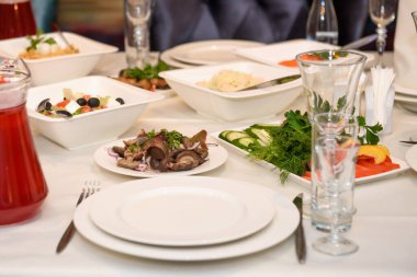 Konuklara servis edilen yemeklerle dolu bir masa..