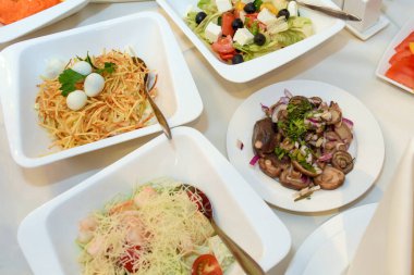 Şenlik masasında soğuk atıştırmalıklar.