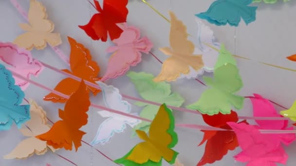 Background of paper garlands with butterfly figures. — Vídeo de Stock
