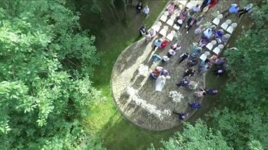 Evliliğin çıkış kaydında yukarıdan manzara. Doğadaki bir düğünde uzaktan kumandalı bir uçaktan en iyi görüntü..