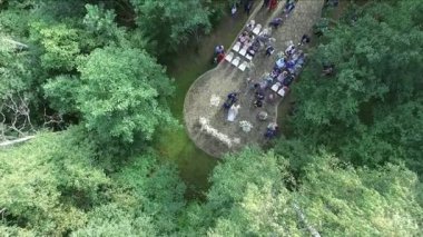 Evliliğin çıkış kaydında yukarıdan manzara. Doğadaki bir düğünde uzaktan kumandalı bir uçaktan en iyi görüntü..
