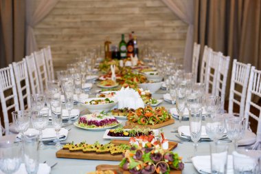 Restoranda çok sayıda insanın resepsiyonu var..