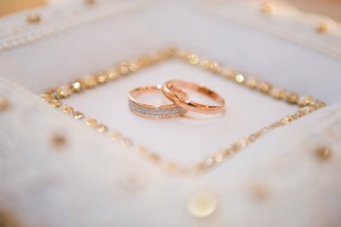 Sembol iki kişinin nişanı..